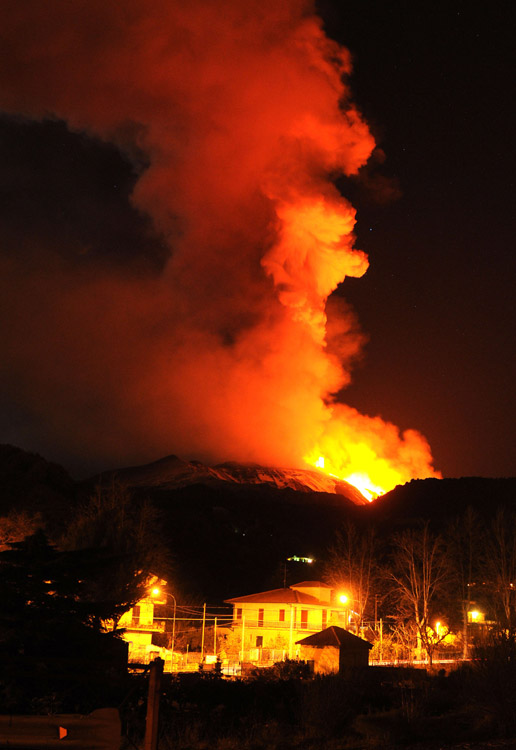 CATANIA – Fontane di lava e colata, lo show dell’Etna