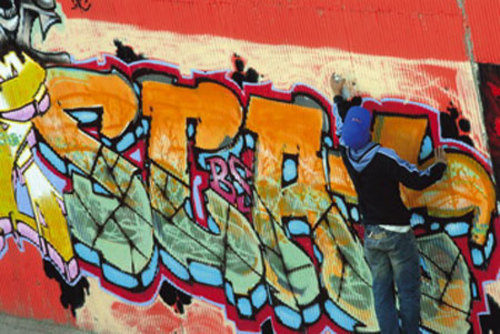 PATTI – Graffitaro innamorato si dichiara imbrattando il corso principale