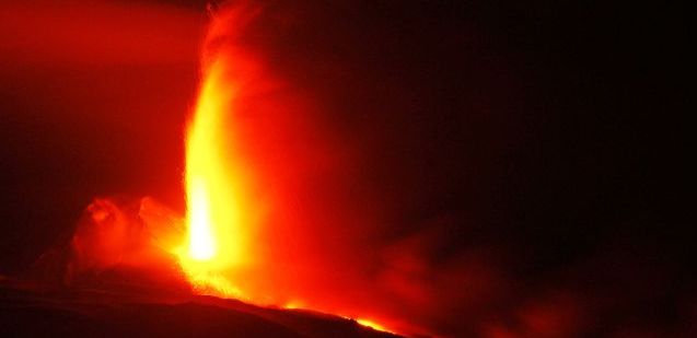 CATANIA – L’Etna si placa dopo fontana di lava notturna