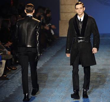 MODA –  Le sfilate uomo a Milano, uomo vanitoso, narciso in maglia e cravatta