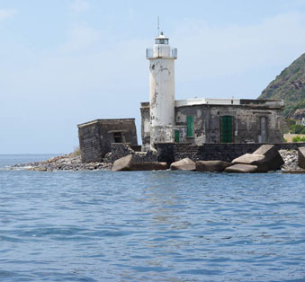 SPADAFORA – Mostra sui fari di Sicilia e Calabria che intanto vanno in vendita