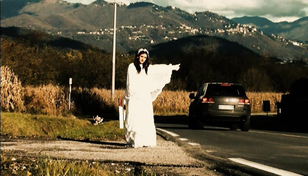 “Correndo con le forbici in mano” – video, foto e testi della canzone non voluta a Sanremo perchè troppo impegnata