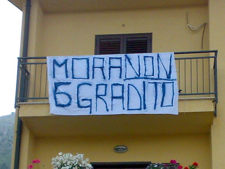 Cannoli&Friends: 500 persone in piazza per dire no a Lele Mora testionial della “sagra del cannollo”