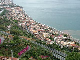 S. ALESSIO SICULO – Cade palo della luce su piazzola di sosta
