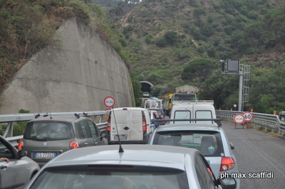 TRAFFICO & AUTOSTRADA – Blocco a Tindari, un camion di traverso