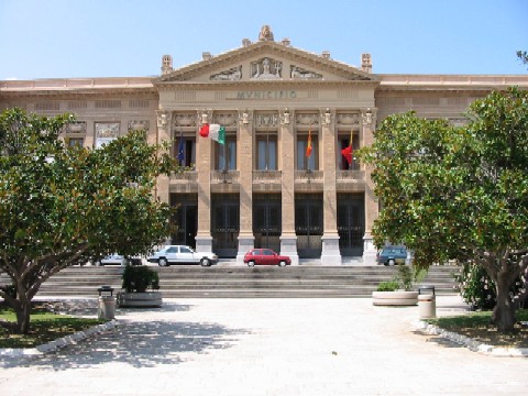 MESSINA – Dramma della povertà: marito e moglie dormono in macchina da 8 mesi e chiedono “aiuto” alle istituzioni