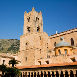 MONREALE – “Pezzi” di Storia, crolla il tetto dell’abbazia