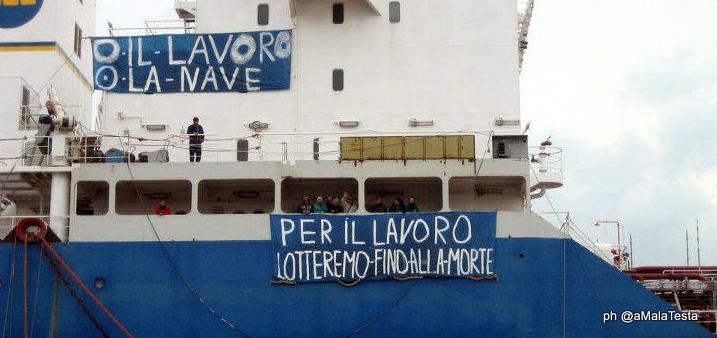 LAVORO & SILENZI – 20 operai, a Trapani, da giorni su una petroliera. Ma pochi lo sanno.