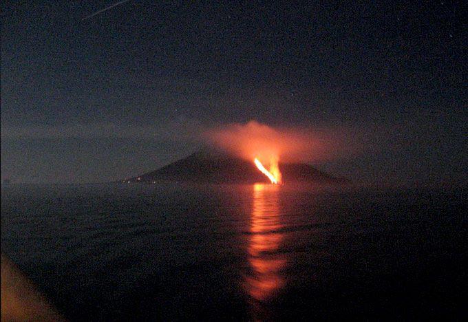 EVACUAZIONE ? – Preoccupa l’eruzione dello Stromboli allo studio il piano di evacuazione