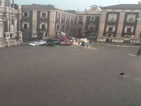 IERI – Bomba d’acqua a Catania, centro allagato. OGGI – scuole chiuse