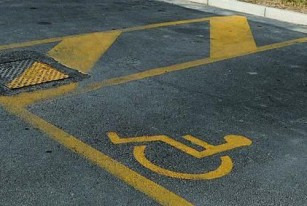 DISABILI A BROLO – “Possono parcheggiare gratuitamente sulle strisce blu”.