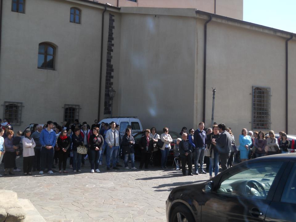 PADRE VINCENZO VA VIA? – Si mobilita la rete, si crea un gruppo su Facebook ed un intero quartiere protesta.