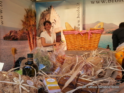 Turismo e Territorio – A Cefalù in bella mostra nello stand di Brolo i prodotti di qualità dell’hinterland