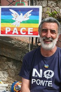Renato_Accorinti_con_la_bandiera_della_pace