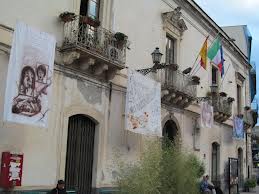 NaxosLegge e Roberta Torre – A Giardini Naxos rivive la protesta delle lenzuola bianche