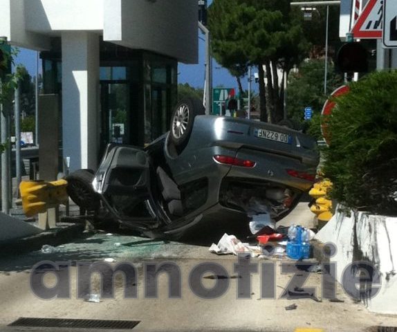 INCIDENTE – Allo svincolo di Brolo, “vola” una 156