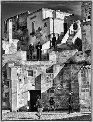 LA BELLA FOTO – ” Escher Effect” tra i Sassi di Matera