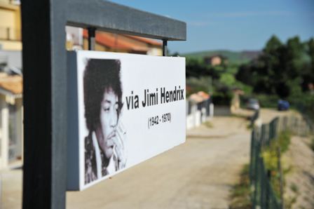 Una via a Jimi Hendrix – La scelta di Lercara Friddi e la passione di un suo seguace