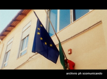 PIRAINO 2 – Il fotocomunicato polemico ..La bandiera strappata come simbolo!