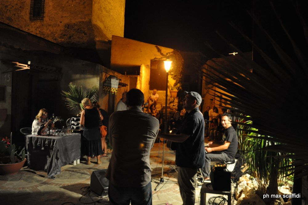 MARCO CORRAO A BROLO – Musica live, questa sera al Borgo Saraceno