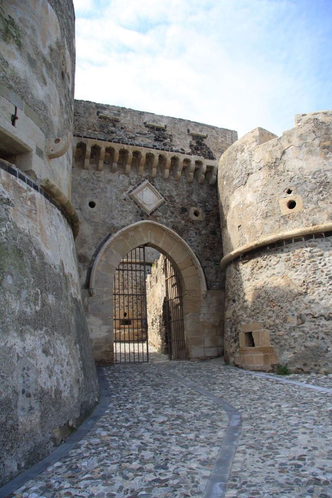 MILAZZO – Rumori di fondo brusio di pensieri dalle tele di Santi Gitto