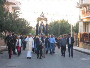 brolo_processione_con_padre_marino