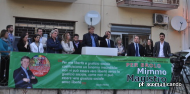 FOTOCRONACA, E NON SOLO, DI UN COMIZIO – Quello di Mimmo Magistro ieri a Brolo
