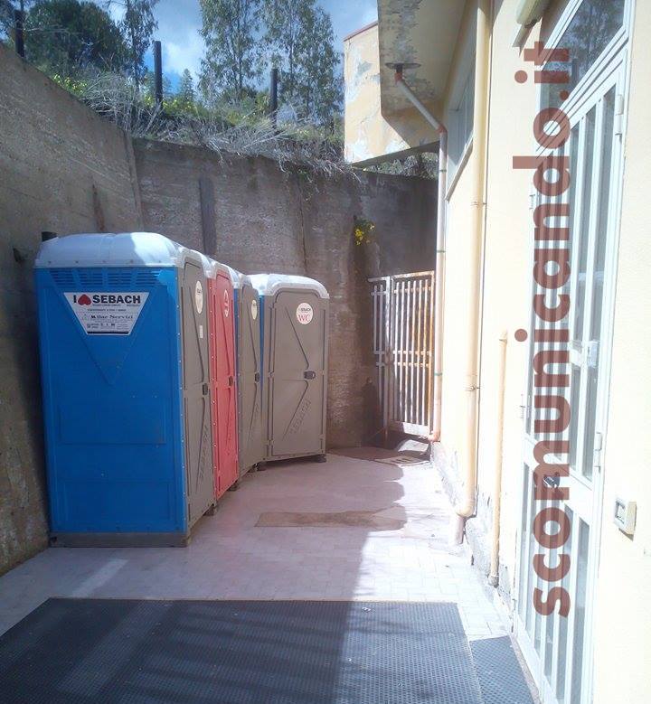 BAGNI CHIMICI – No Grazie. A Patti protestano gli studenti dello Scientifico