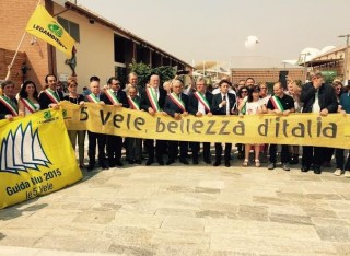 CONFERME – Santa Marina Salina ancora “5 vele” … Ecco la bandiera