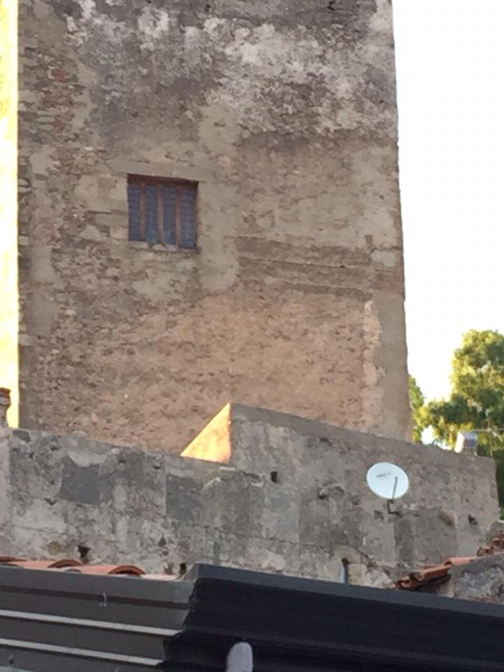 PARABOLE – Una nel centro storico brolese accende il dibattito