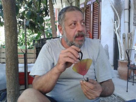 “LA GENTILEZZA DEL RIFIUTO” – A GIOIOSA MAREA L’IMMONDIZIA SI VESTE D’ARTE CON UN GANCIO