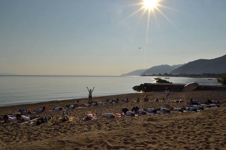 YOGA & “BELLEZZA” – Le riflessioni del Maestro Sabrina Provasoli, dopo l’esperienza siciliana al “Testa di Monaco”