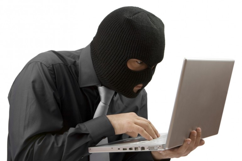 VIOLAZIONI D’ACCOUNT – Il ricatto corre sul web. Che la polizia postale indaghi