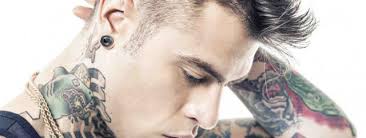 FEDEZ  – Un ragazzo strano dai comportamenti normali