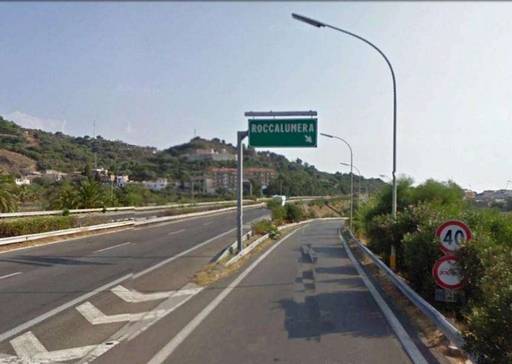 A18 – Un tir si ribalta in autostrada