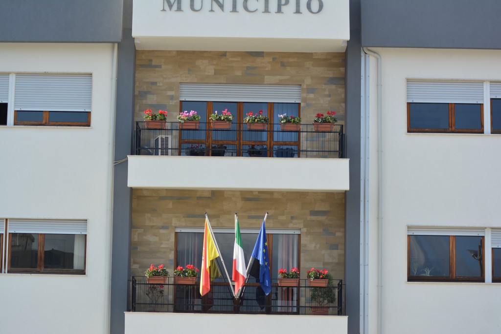 TERME VIGLIATORE – Fiori anche nei balconi del municipio. Il sindaco  Cipriano ringrazia le aziende