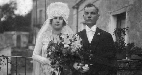 Mostre – Oggi a Brolo “Familias due punto zero”. Tra foto e sculture