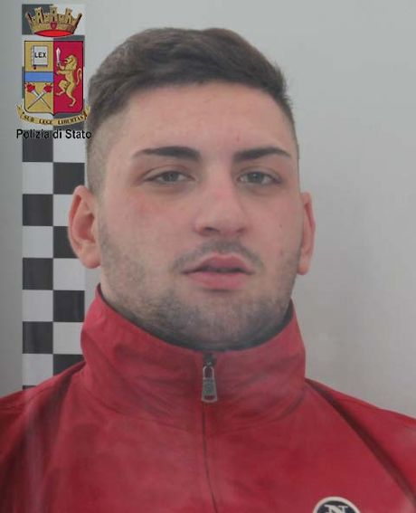 MESSINA – Agli arresti domiciliari, nasconde doppietta lanciandola dal balcone di casa