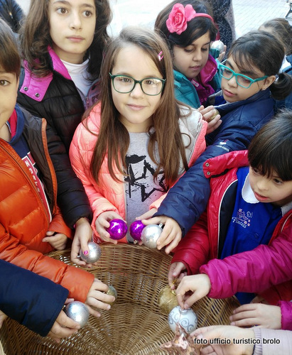 Atmosfere Natalizie – A Brolo i bambini donano le “palline colorate” per l’albero delle Feste
