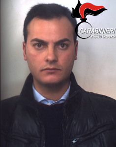 SALINE DI MONTEBELLO JONICO – Litiga con il gestore di una sala scommesse e torna con il fucile