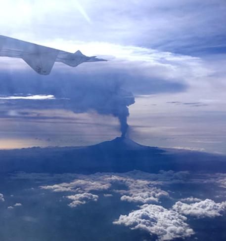 ETNA – Esplosione e cenere da voragine, resta chiuso aeroporto Catania