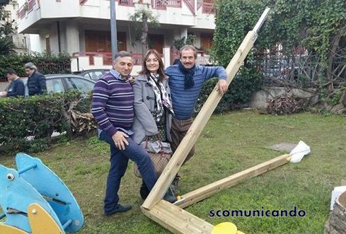 Grazie – A Brolo “Volontari” montano la nuova altalena, un autentico regalo sotto l’albero di natale del Sindaco ai giovani disabili
