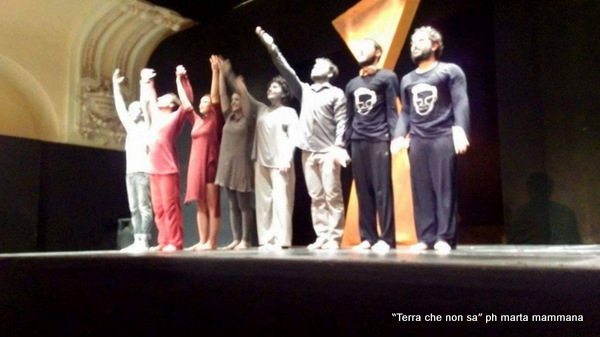 MESSINA TEATRO − Il pubblico affolla la Sala Laudamo per “Terra che non sa”