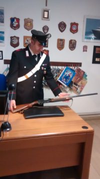 BROLO – In giro di notte con un fucile da caccia. Arrestato ieri e oggi già condannato