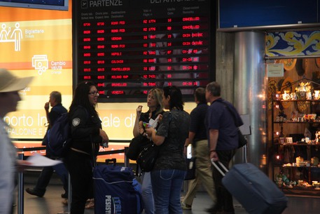 Aeroporto Palermo – Su volo con passaporti falsi, arrestati siriana e iracheno