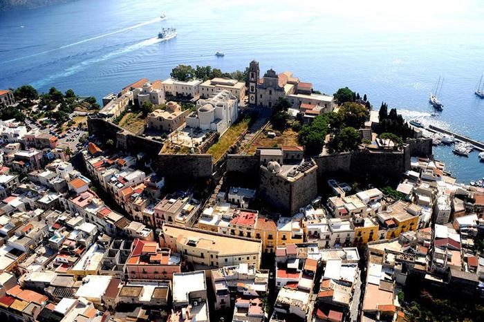 LIPARI – Condannato 34enne per atti osceni in luogo pubblico