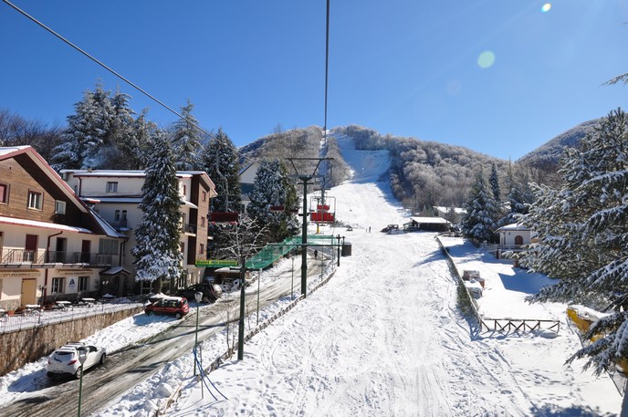REGGIO CALABRIA – Neve e sole a Gambarie. Sulle piste e negli alberghi si registra il tutto esaurito