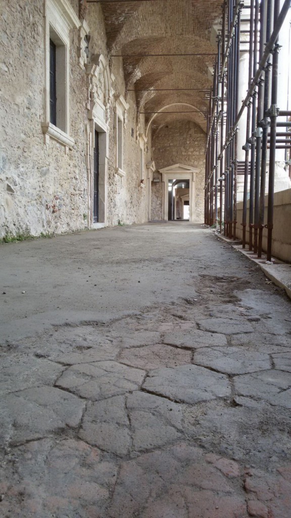 MONASTERO DI SAN PLACIDO CALONERÒ – Rinvenuta la pavimentazione originaria
