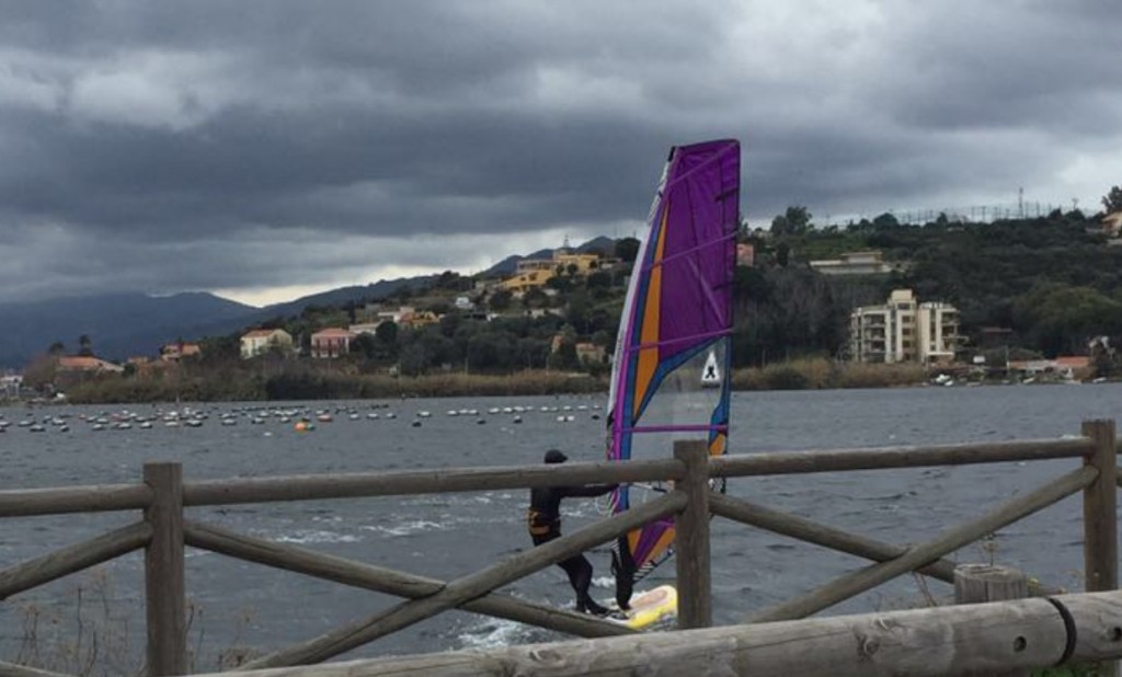 RISERVA DI CAPO PELORO – Segnalata la presenza di surfisti nelle acque del lago Faro
