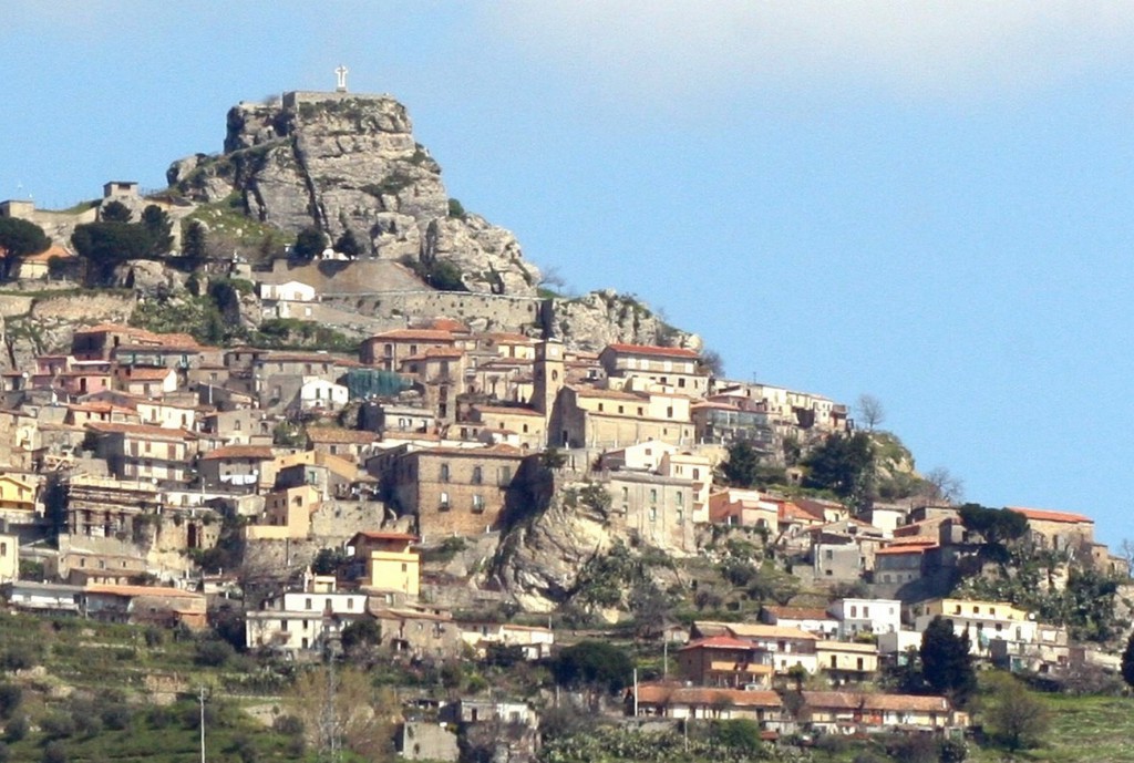 REGGIO CALABRIA – Bova, gestione di rifiuti non autorizzata e combustione illecita